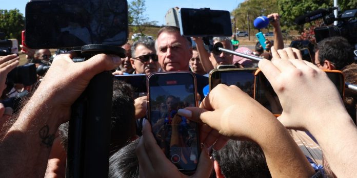 “Nunca abri na vida”, diz Bolsonaro sobre pendrive achado no banheiro