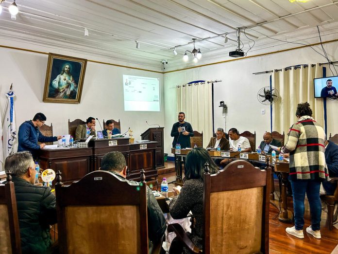 Vereadores de Ouro Preto criticam projeto de Zema para escolas cívico-militares