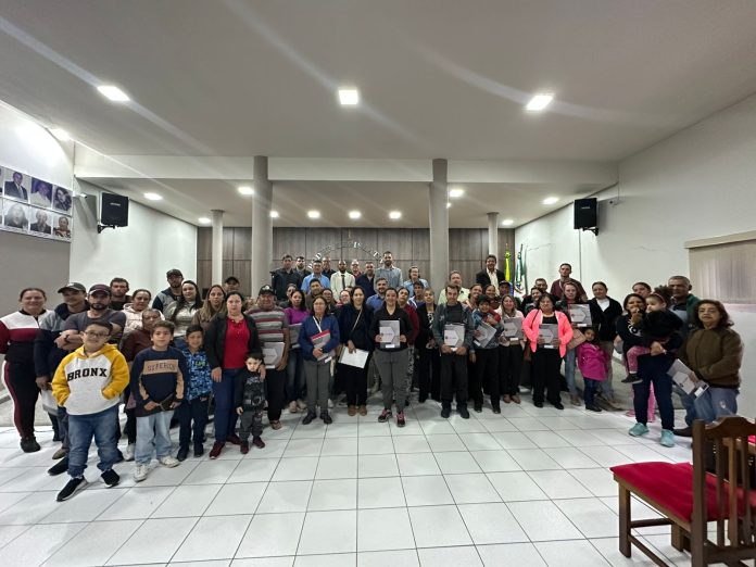 Agência Minas Gerais | Governo de Minas realiza entrega de títulos de propriedade para mais 110 famílias do Sul do estado