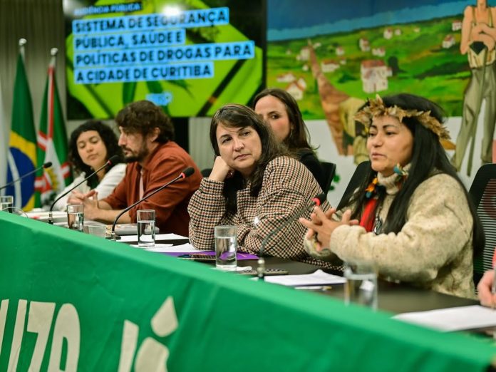 'E aí nós perdemos': As razões para defender o mandato da Professora Angela