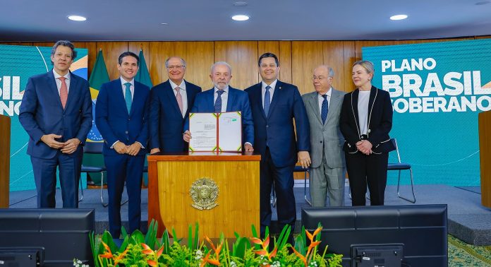 Lula anuncia crédito de R$ 30 bilhões para enfrentar tarifaço de Trump; confira medidas