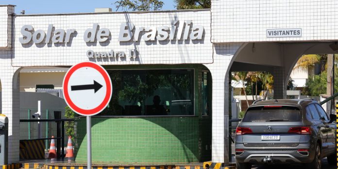 Moraes determina reforço no monitoramento da casa de Bolsonaro