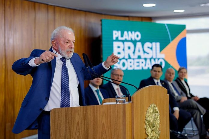 Plano Brasil Soberano deve ir além do apoio empresarial e garantir empregos, defende economista