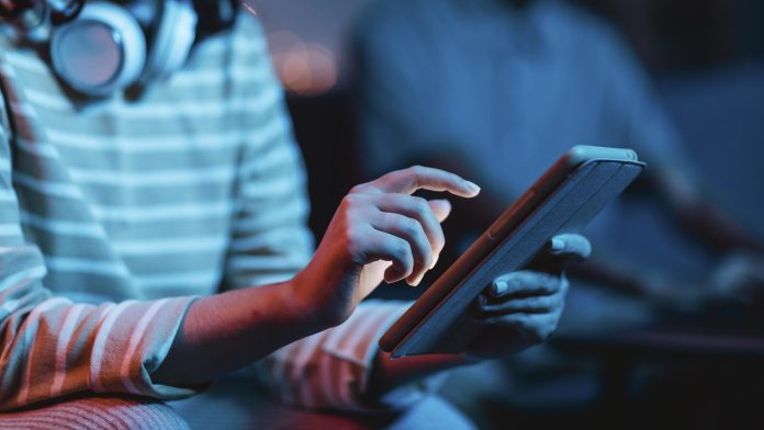 'Regulamentar redes geridas por big techs é garantir direito dos brasileiros de serem bem informados', diz especialista
