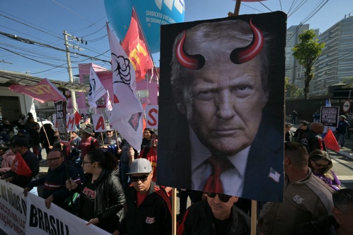 Resposta a Trump: Alcione promete 'macumbinha' e Boulos rebatiza copo americano de 'Zeca Pagodinho'