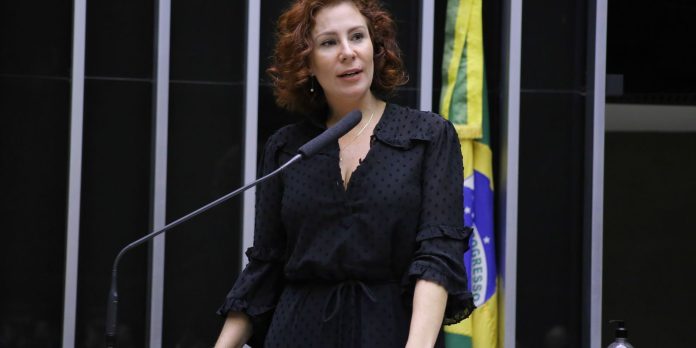 STF pede providências à AGU para garantir extradição de Carla Zambelli