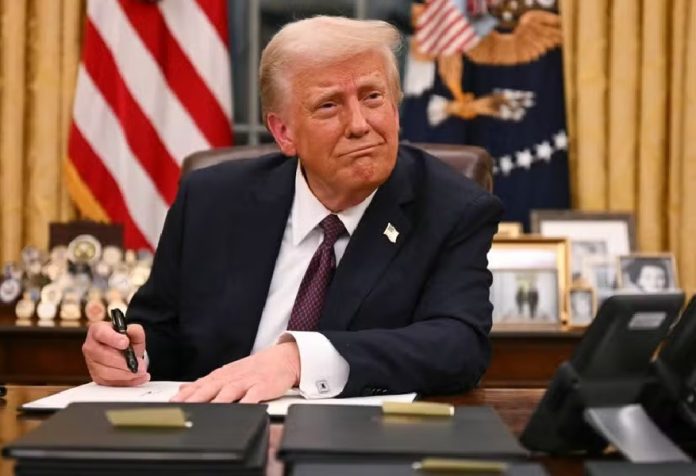 Tarifaço de Trump 'põe em xeque toda a ordem neoliberal', diz economista