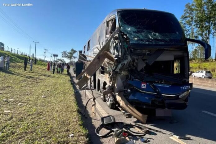 Acidente entre ônibus deixa mortos e feridos em Juiz de Fora