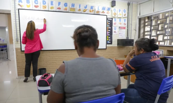 Alfabetização de adultos pode aumentar renda em até 16%, aponta estudo