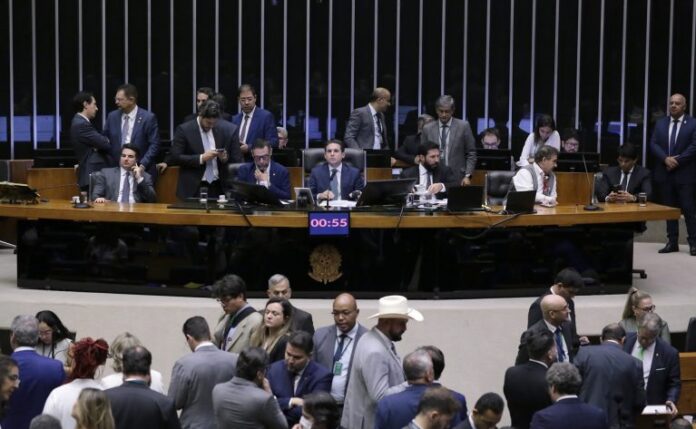 Apenas cinco dos 25 deputados federais de Pernambuco votaram contra blindagem anti-investigações; veja como cada um votou