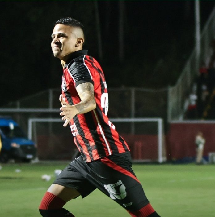 Atlético-MG tropeça novamente, perde para o Vitória, e aumenta pressão no Brasileirão