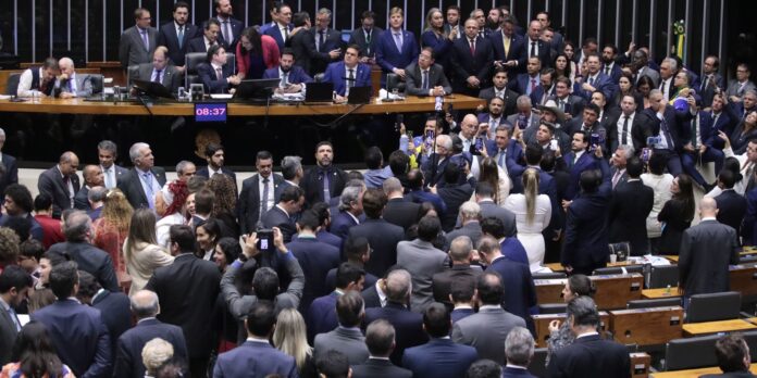 Câmara aprova urgência para projeto que concede anistia aos golpistas