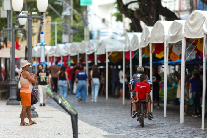 Feira da Reforma Agrária ocupa centro histórico do Recife com comida saudável e cultura popular