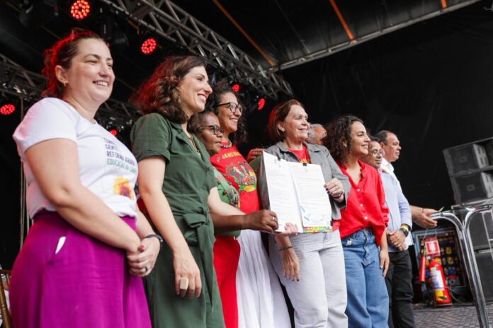 Governo entrega títulos de posse e crédito para famílias da Reforma Agrária em Pernambuco