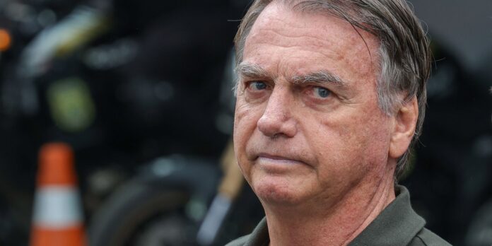 Jair Bolsonaro tem tontura, passa mal e passa a noite em hospital