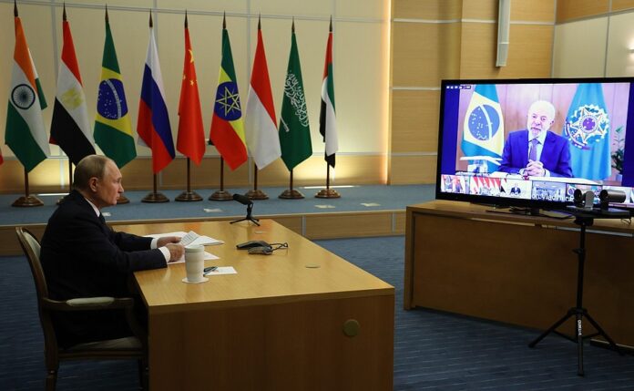 Lula diz que Brics são vítimas de 'chantagem tarifária' dos EUA