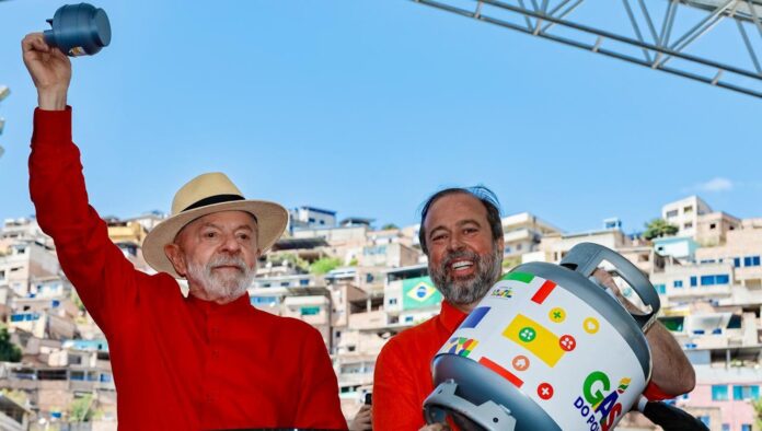 Lula se emociona ao lançar Gás do Povo para 15,5 milhões de pessoas: 'Minha mãe já chorou por causa de um botijão de gás'