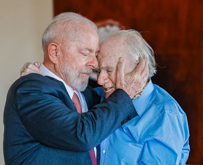 Lula vai a São Paulo para se despedir de Mino Carta e decreta luto oficial