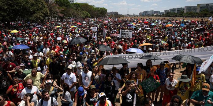 Milhares de pessoas protestam em todo o país contra a PEC da Blindagem
