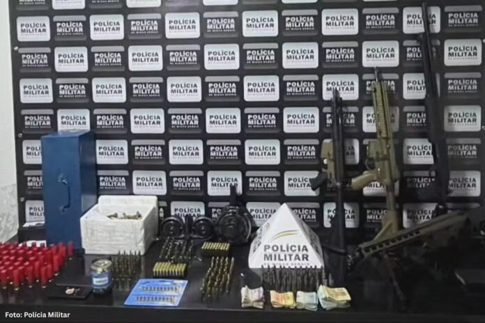 Dupla é presa com armamento pesado e mais de 900 munições