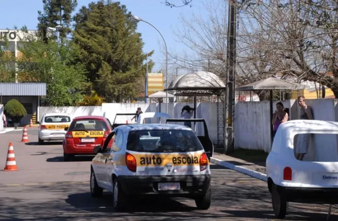 Fim da obrigatoriedade da autoescola pode fragilizar segurança no trânsito, avalia pesquisadora