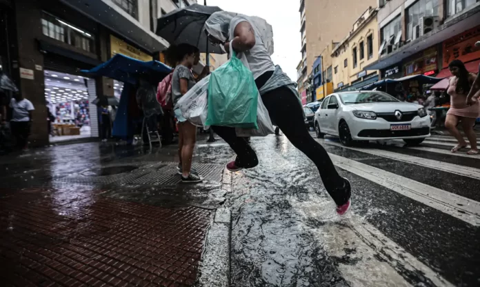 Frente fria muda o tempo e favorece chuvas no estado de São Paulo — Brasil de Fato