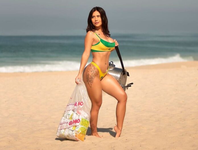 Mineira ex-Miss Bumbum, Larissa Sumpani, é criticada por sexualização em ensaio como ambulante de praia no Rio