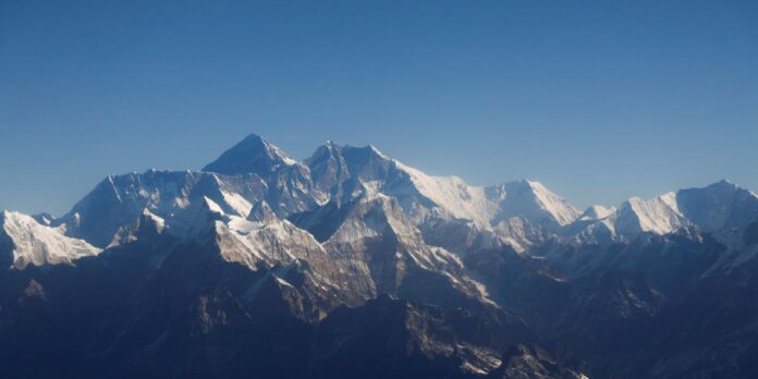 Mais de 200 pessoas seguem presas no Monte Everest