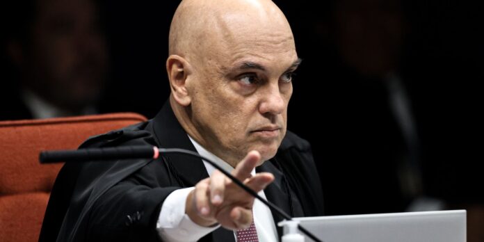 Moraes destitui advogados de ex-assessores de Bolsonaro
