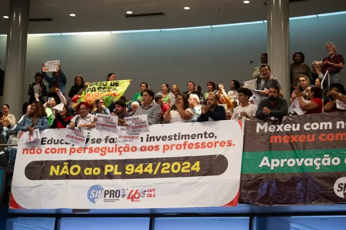Sob protesto, maioria aprova projeto de lei que autoriza câmeras em salas de aula no DF — Brasil de Fato