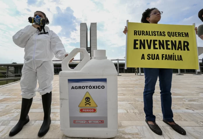 venda de agrotóxicos banidos em países europeus explode e Brasil é o maior consumidor — Brasil de Fato