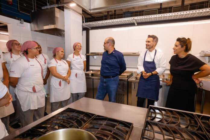Agência Minas Gerais | Vice-governador de Minas participa de jantar preparado por formandos do curso de Gastronomia do Trilhas do Futuro