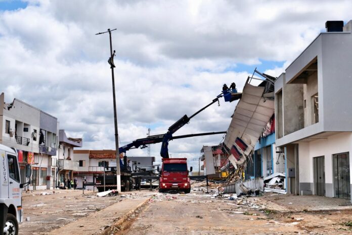 Cidade devastada por tornado no PR tem 2 mil sem luz; 32 seguem internados — Brasil de Fato