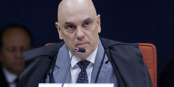 Moraes pede explicação à defesa de Bolsonaro sobre celular em visita