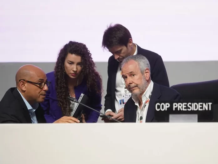 Visivelmente desconcertado, presidente da COP30 tenta diálogo com as partes