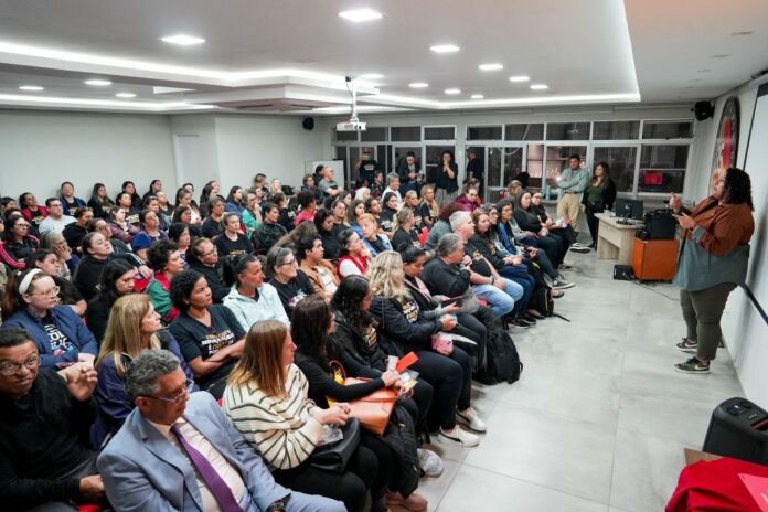 Prefeitura de Curitiba negocia e servidores municipais suspendem paralisação — Brasil de Fato