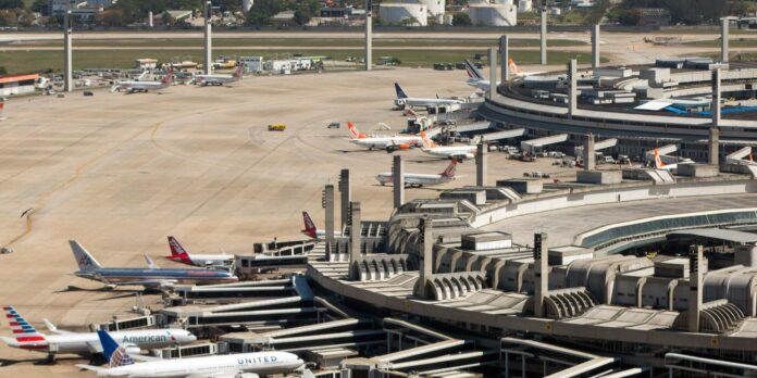 Shutdown provoca cancelamento de mais de 800 voos nos Estados Unidos