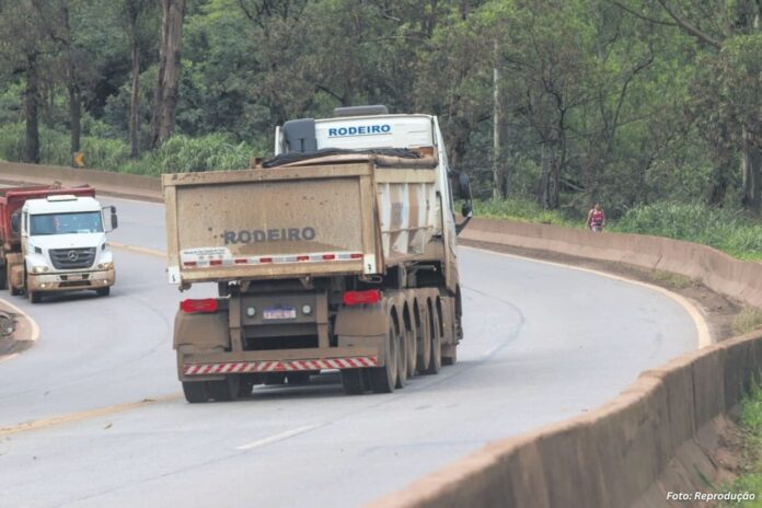 Acordo prevê retirada de caminhões de minério das BRs 040 e 356