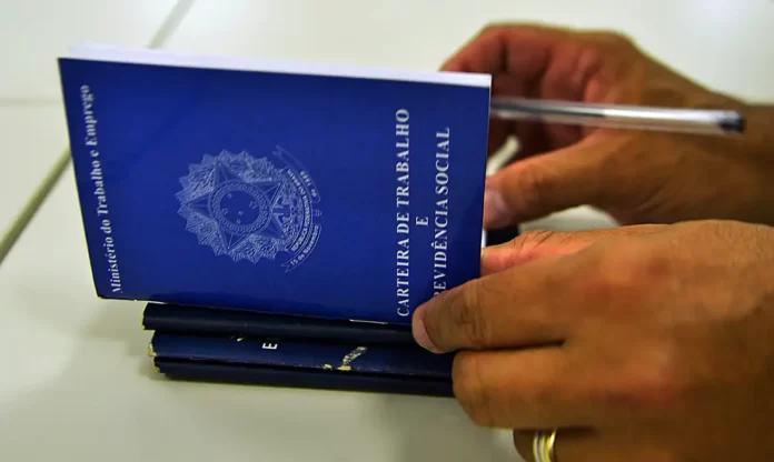 Carteira de Trabalho e Previdência Social (CTPS)© Marcello Casal JrAgência Brasil