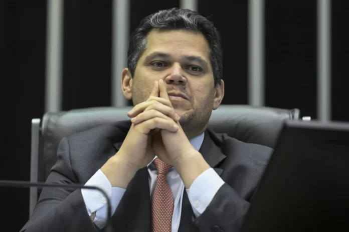 Na queda de braço com o governo federal, o presidente do Senado Davi Alcolumbre adiou a sabatina do indicado ao STF, Jorge Messias