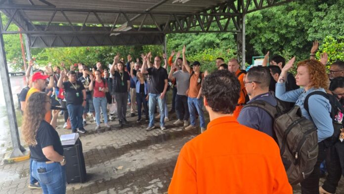 Trabalhadores fazem piquete em frente à Refinaria Alberto Pasqualini (Refap), em Canoas (RS)