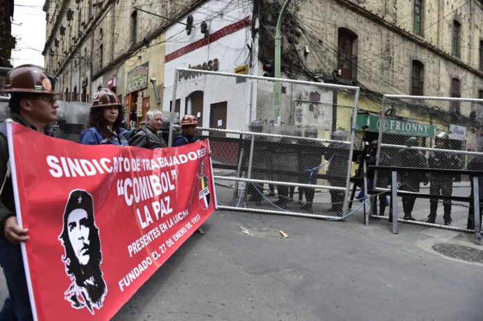Manifestantes marcham em La Paz contra o decreto que eliminou subsídios e elevou o preço dos combustíveis