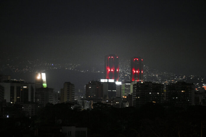 Imagens noturnas de Caracas após os ataques deste sábado(03)