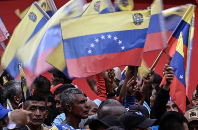 Manifestantes se reúnem em frente à Embaixada dos Estados Unidos, em Brasília, para exigir a libertação de Cilia Flores e Nicolás Maduro e denunciar a intervenção imperialista contra a soberania da Venezuela.