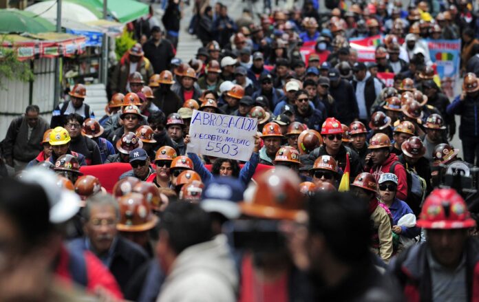 Mineiros bolivianos participam de uma marcha em protesto contra o decreto que elimina os subsídios aos hidrocarbonetos na Bolívia, em La Paz, em 24 de dezembro de 2025. Os mineiros bolivianos – a maioria filiada à Central Sindical dos Trabalhadores da Bolívia (COB) – foram às ruas protestar contra o decreto do governo de centro-direita de Rodrigo Paz na semana passada, que dobrou os preços dos combustíveis e ameaça desencadear uma onda de inflação. (Foto de JORGE BERNAL / AFP)