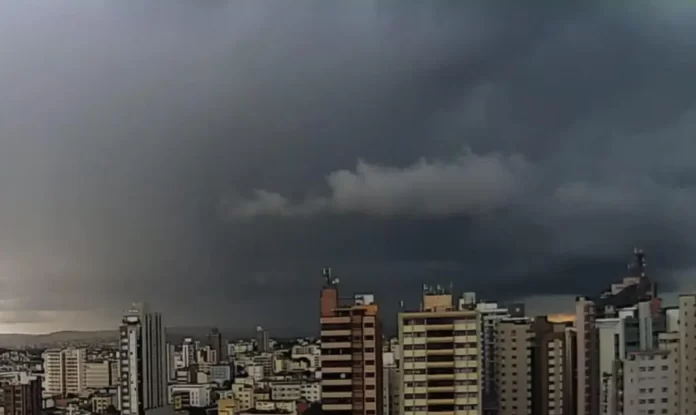 Chuva e instabilidade marcam o fim de semana em Divinópolis, aponta previsão do tempo