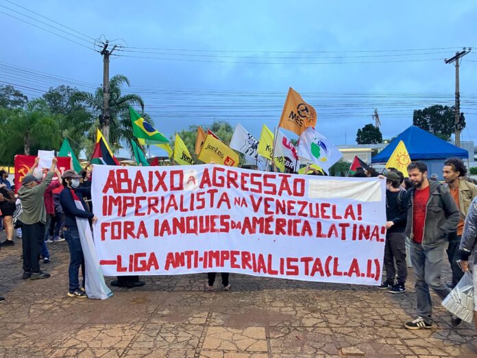 Manifestantes se concentram no Museu Nacional da República