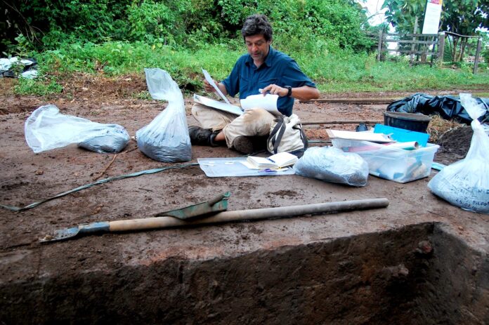 Eduardo Góes Neves durante escavação no alto rio Madeira, em 2016, em pesquisa sobre a formação da terra preta, tecnologia ancestral indígena