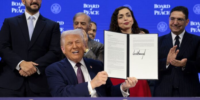 Em Davos, Donald Trump lança oficialmente seu 