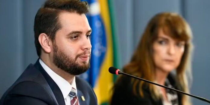 Filipe Martins é preso por descumprir proibição de usar redes sociais